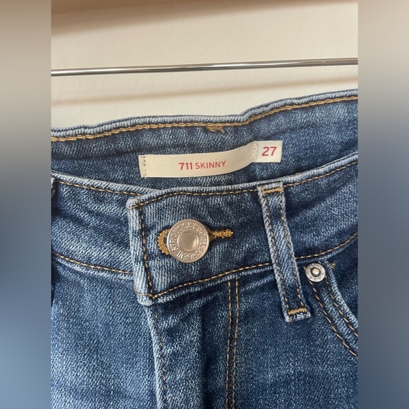 Levi’s 711 Skinny Medium Wash Ripped Jeans; Size 27 - Picture 2 of 9